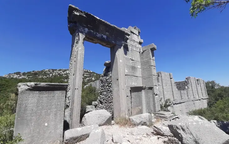 Termessos Antik Kenti’ndeki Artemis Tapınağı kalıntıları ve taş mimarisi, Antalya
